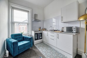 Fridge, microwave, electric kettle, toaster - Glendale House by Guestz (Lytham-St-Annes)