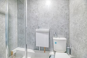 Shower, towels, toilet paper - Glendale House by Guestz (Lytham-St-Annes)