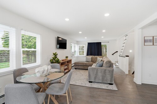 3BR Touisset Retreat | Sun Porch & Al Fresco Deck