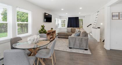 3BR Touisset Retreat | Sun Porch & Al Fresco Deck