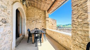Outdoor dining - Vrbo Property (Saint-André-d'Olérargues)