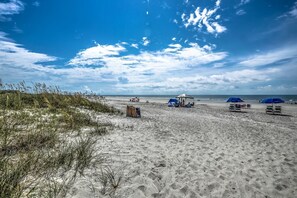 On the beach - Hilton Head’s Coastal Oceanview Gem! Top Floor with Prime View of the beach (Hilton Head Island)