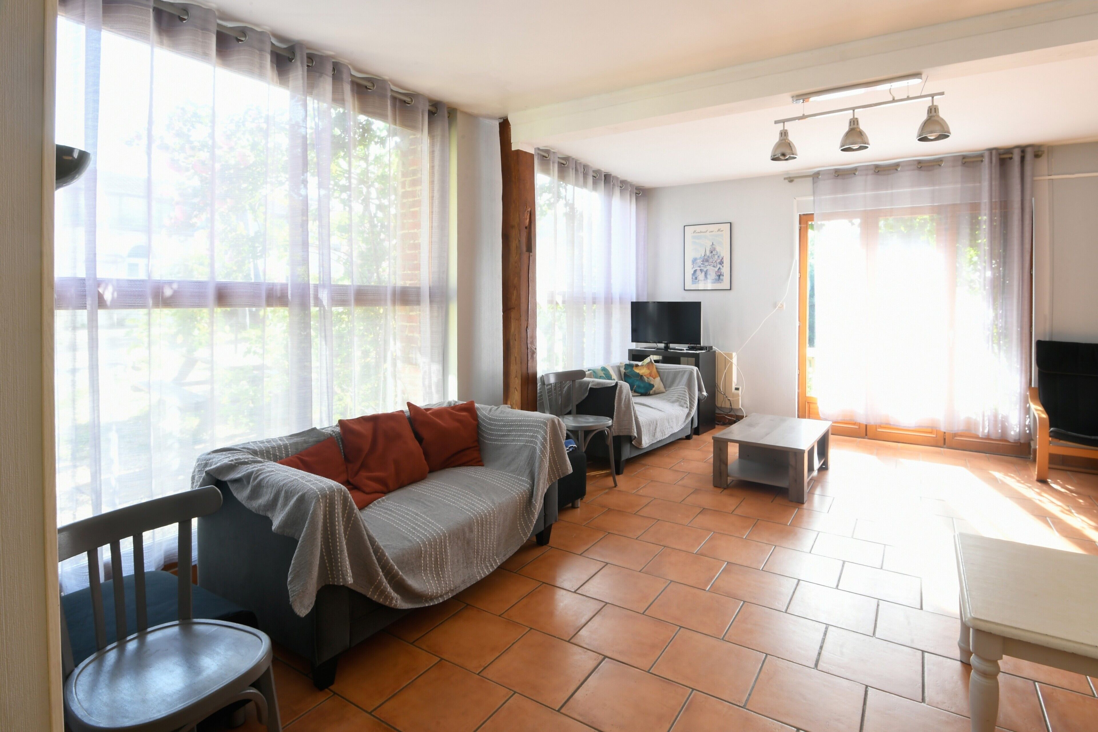 Televisie en een open haard