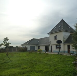 Exterior - Holiday Home "Gîte du Tronquoy" with Private Terrace, Garden and Wi-Fi (Aix-en-Ergny)