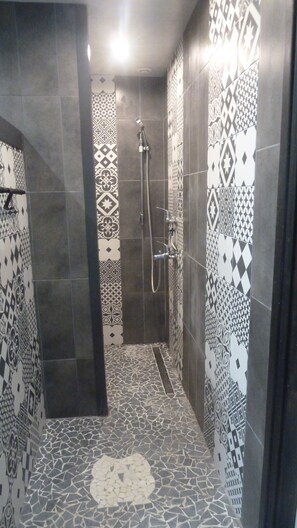 Bathroom - Holiday Home "Gîte du Tronquoy" with Private Terrace, Garden and Wi-Fi (Aix-en-Ergny)