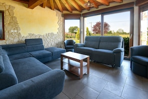 TV, fireplace - Holiday Home "Gîte du Tronquoy" with Private Terrace, Garden and Wi-Fi (Aix-en-Ergny)