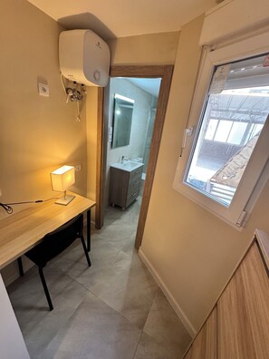 Douche, sèche-cheveux, serviettes fournies, savon
