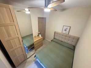 Iron/ironing board, Internet, bed sheets