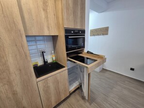 Deluxe-studio, parveke, osittainen merinäköala | Yksityinen keittiö | Mikroaaltouuni, liesi, keittoastiat/astiat/ruokailuvälineet