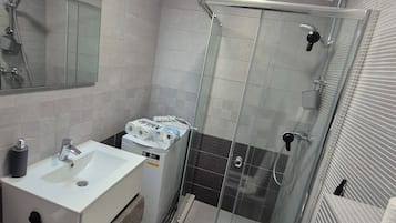 Deluxe Studio, Balcony, Partial Sea View | Bathroom | Free toiletries, towels, soap, shampoo