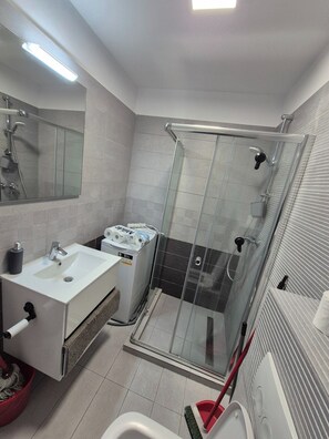 Deluxe-studio, parveke, osittainen merinäköala | Kylpyhuone | Ilmaiset hygieniatuotteet, pyyhkeet, saippua, sampoo