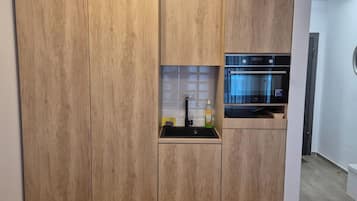 Deluxe Studio, Balcony, Partial Sea View | Private kitchen