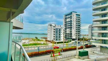 Studio Deluxe, balcon, vue partielle sur la mer | Enceinte de lâhĂ©bergement