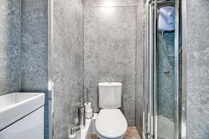 Shower, towels, toilet paper - Glendale House by Guestz (Lytham-St-Annes)