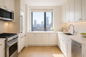 Classic Room | Private kitchen - The Pearl District Suites (Toronto)