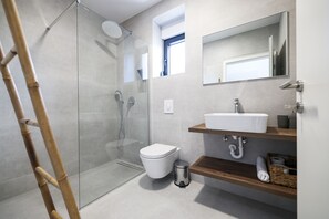 Douche, sèche-cheveux, serviettes fournies