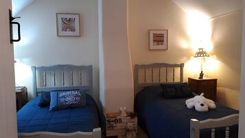 Tabla de planchar con plancha, wifi y ropa de cama