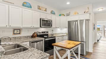 Geladeira, micro-ondas, fogão, cooktop