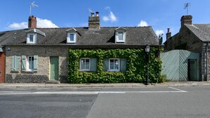 A two-story building with a brick facade, green shutters, and a chimney. - Cottages de la Croix l'Abbé, la Bergeronnette – Tranquil Duplex Retreat (Saint-Valery-sur-Somme)