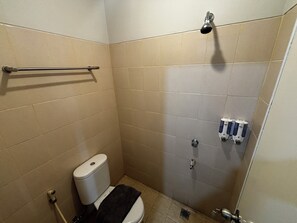 Habitación Deluxe con 2 camas individuales | Baño | Ducha y toallas