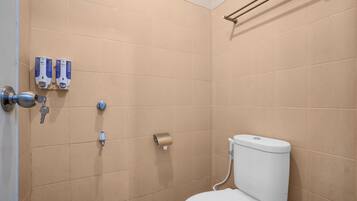 Family Suite | Bathroom | Shower, towels