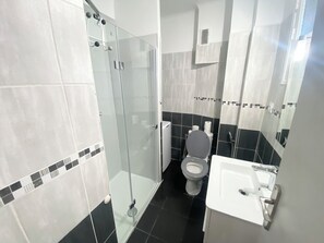 Haartrockner, Handtücher, Seife, Toilettenpapier