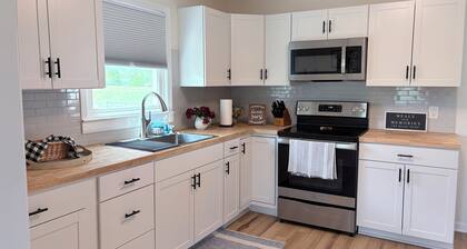 Finely appointed 3-bedroom farmhouse with AC in charming Pleasant Hill