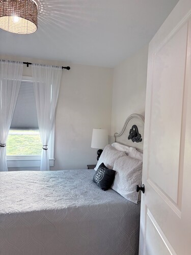 Finely appointed 3-bedroom farmhouse with AC in charming Pleasant Hill