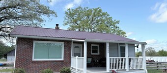 Finely appointed 3-bedroom farmhouse with AC in charming Pleasant Hill