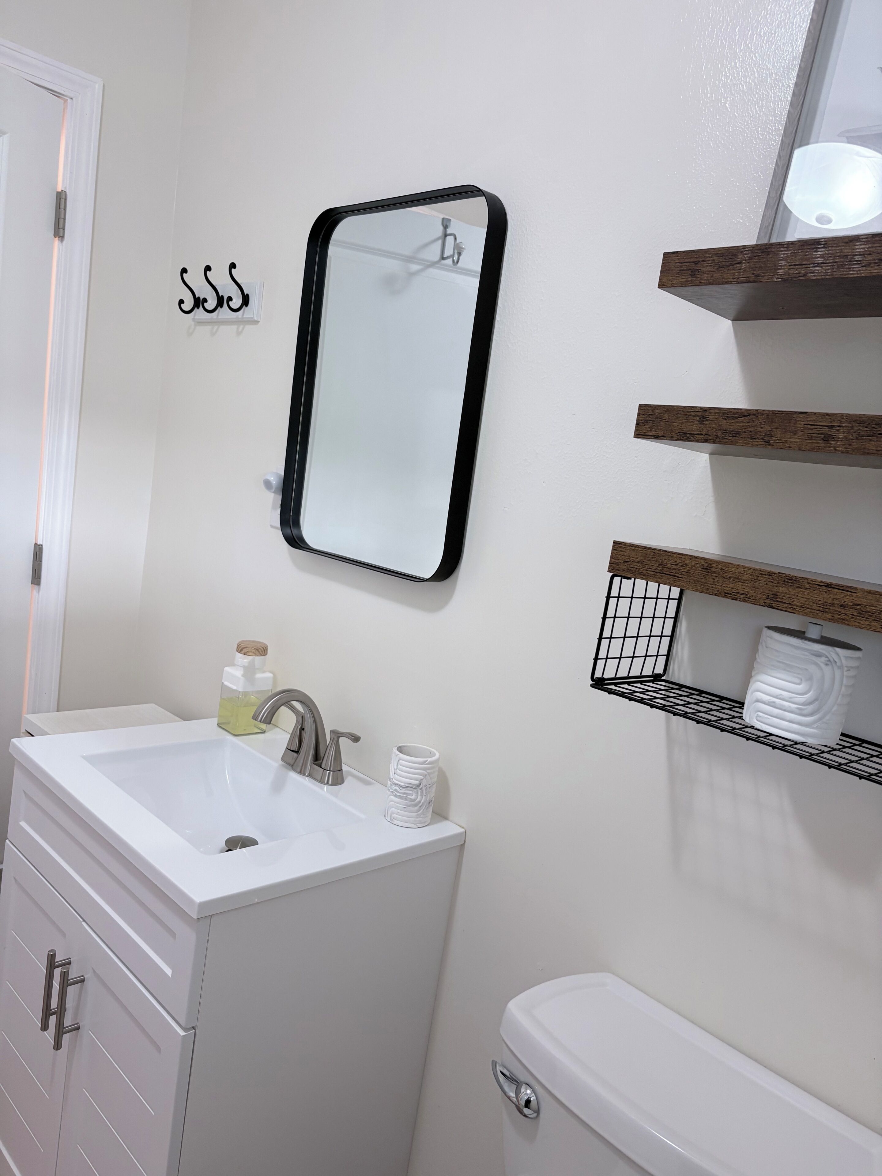 Sèche-cheveux, serviettes fournies, savon, papier toilette