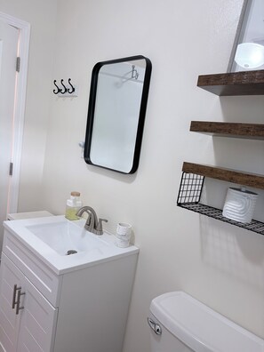 Secadora de cabello, toallas, jabón, papel de baño 
