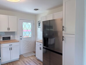 Interior - Finely appointed 3-bedroom farmhouse with AC in charming Pleasant Hill (Sparta)