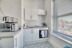 Fridge, microwave, electric kettle, toaster - Glendale House by Guestz (Lytham-St-Annes)