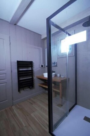 Hårtørrer, håndklæder, Toiletpapir