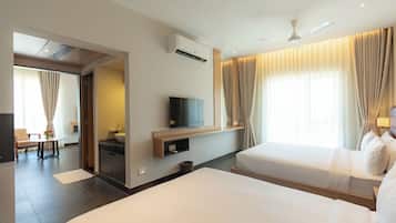 Suite Royal, vista città | Una scrivania, postazione laptop, ferro/asse da stiro, Wi-Fi gratuito