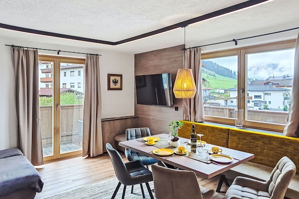 Design Intérieur, Meubles, Domicile, Appartement, Table Cuisine Et Salle A Manger, Chaise, Tache De Bois, Dur, Salon, Plante D'Appartement