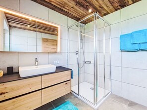 Bathroom - Nice apartment for 6 guests with WIFI and TV (Ausserweerberg)