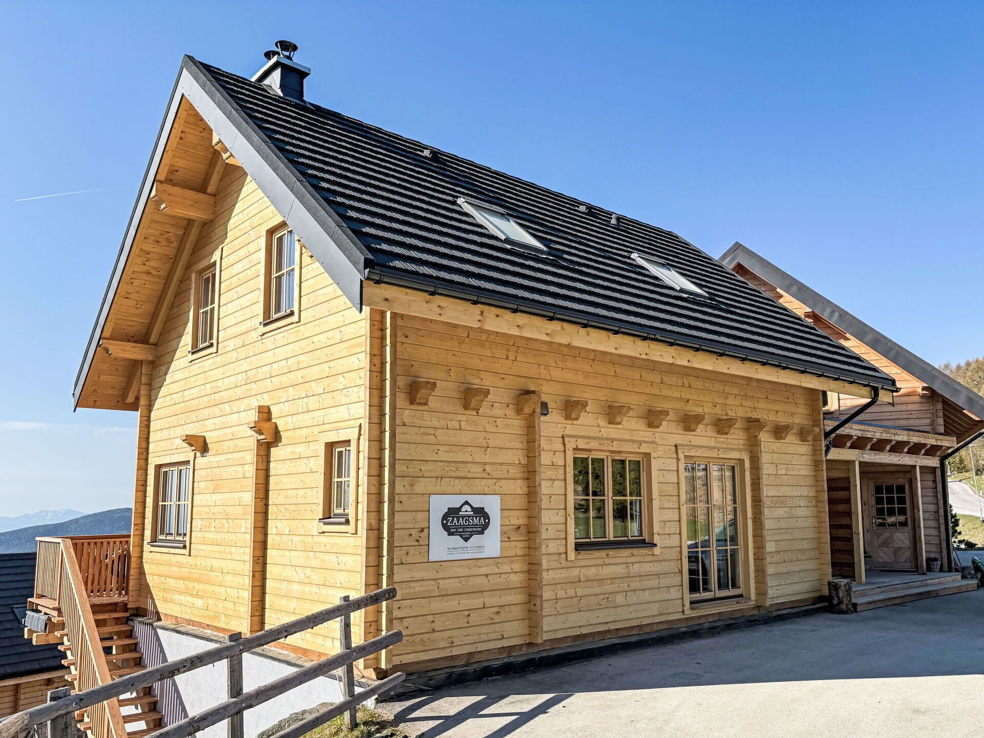 Un bâtiment en bois doté d’un toit en pente, d’une enseigne et d’un escalier menant à un étage supérieur.