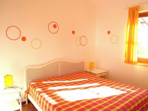 Apartemen Standar, pemandangan laut | Tirai kedap cahaya, setrika/meja setrika, dan Wi-Fi gratis
