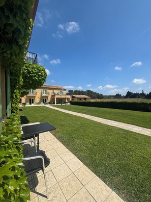 Terrace/patio - Vrbo Property (Mouriès)