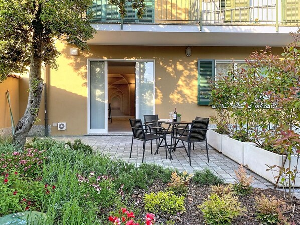 Green, Leaf, Vegetation, Shrub, Plant Community, Garden, Groundcover, Spring, Shade - Nice apartment for 4 people with A/C and patio (Colico)