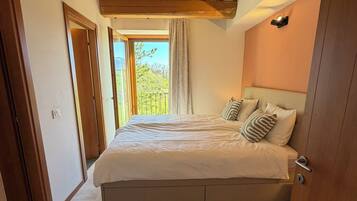 4 slaapkamers, een bureau, een strijkplank/strijkijzer, gratis wifi