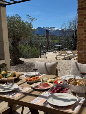 Outdoor dining - Vrbo Property (Marche)