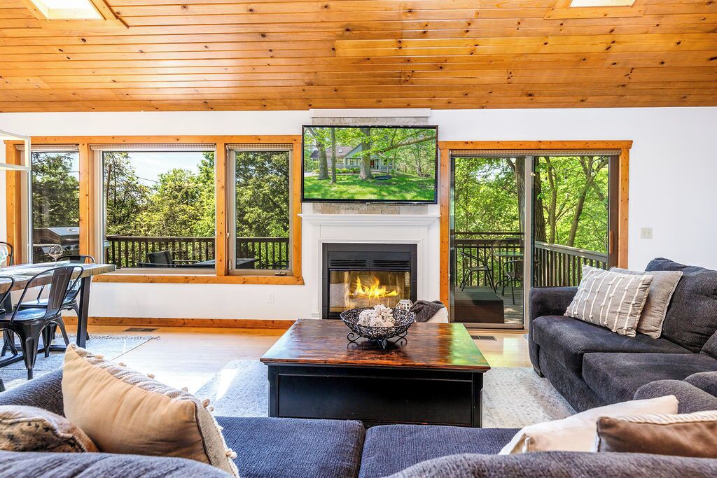 Smart TV, fireplace, DVD player, books