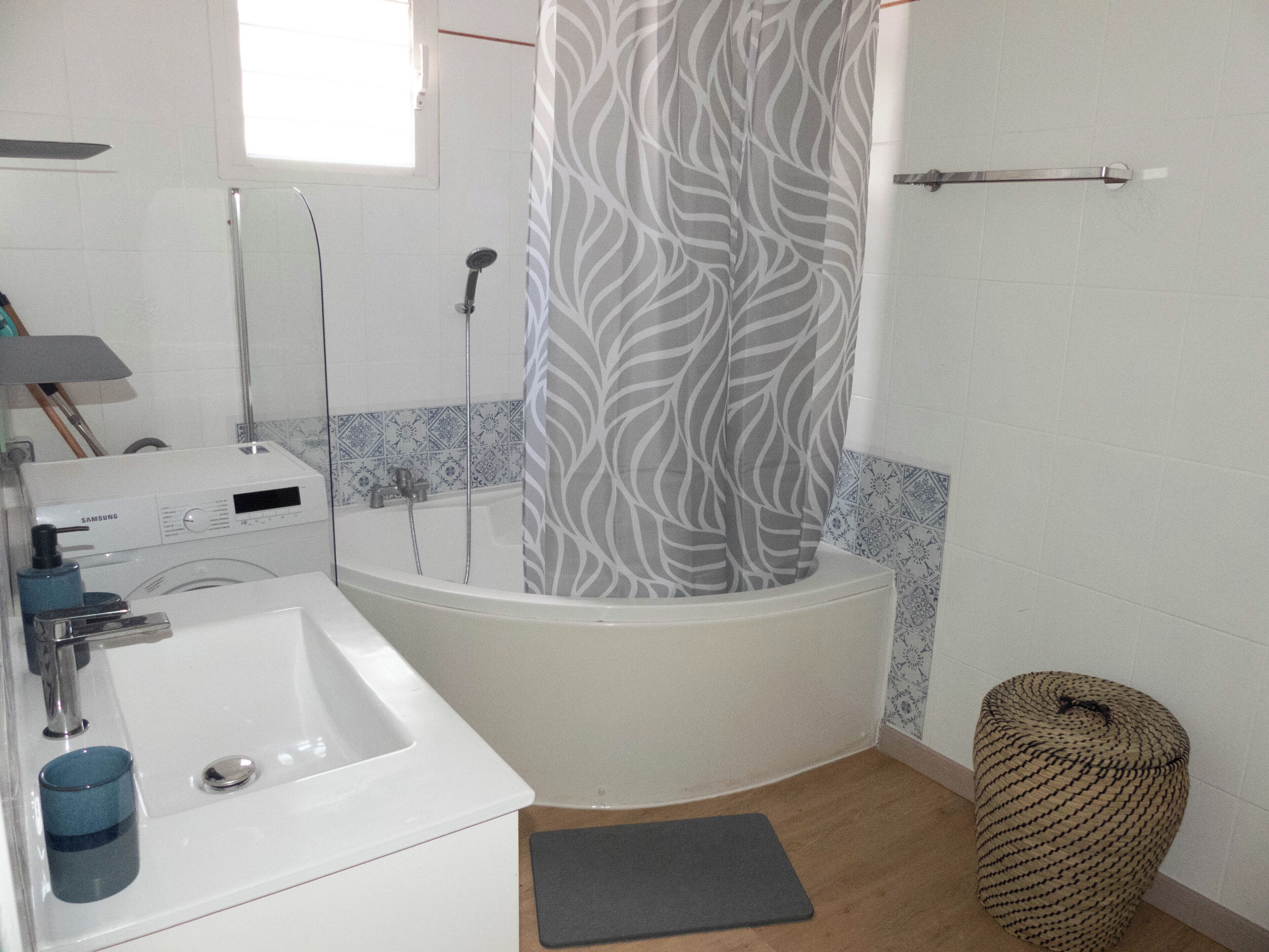Serviettes fournies, papier toilette