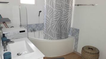 Serviettes fournies, papier toilette
