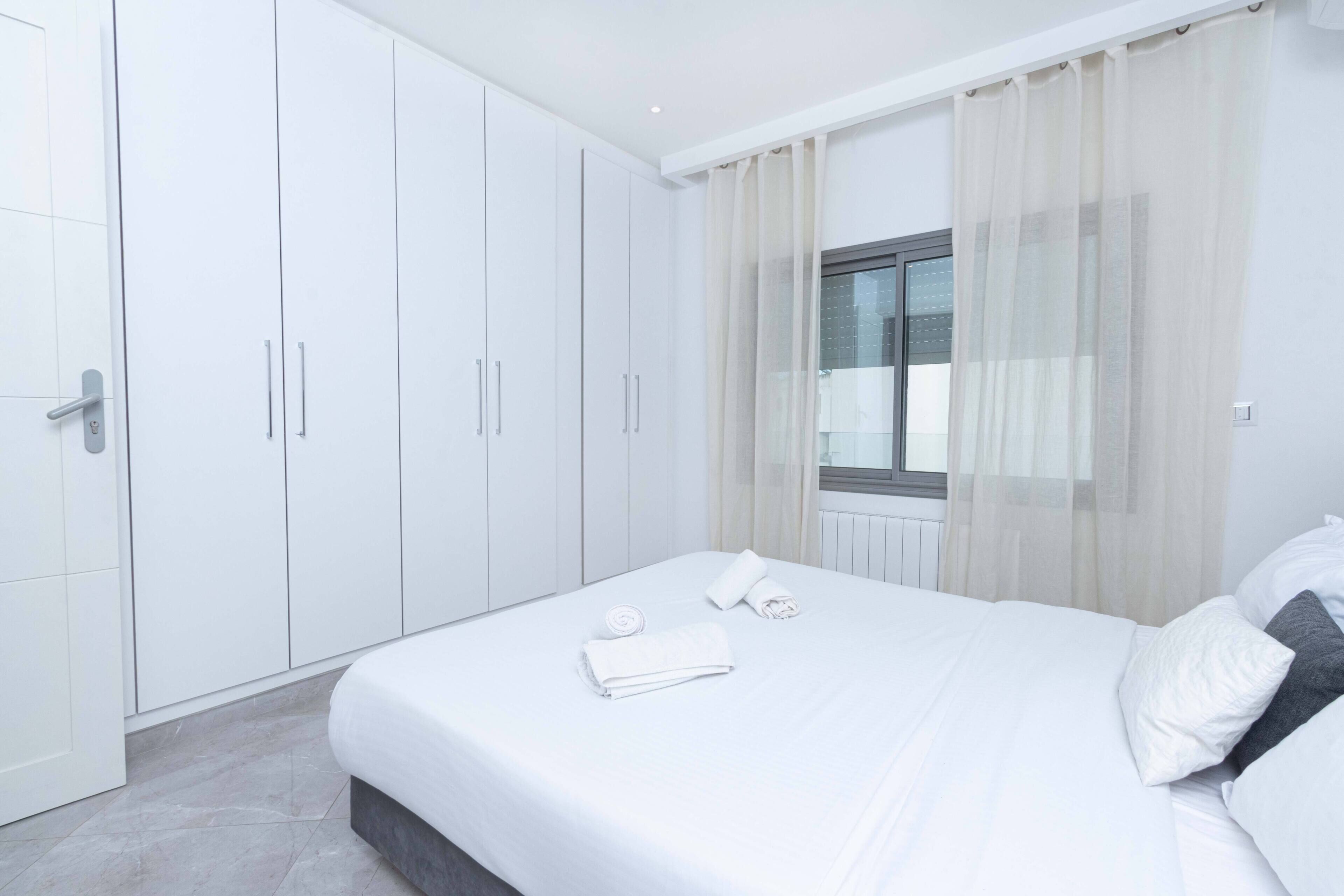 Blackout drapes, soundproofing, free WiFi