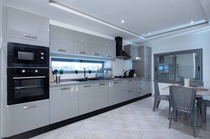 Apartamento Deluxe, vistas a la ciudad | Cocina privada | Frigorífico, microondas, horno y placa de cocina