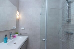 Căn hộ Deluxe, quang cảnh thành phố | Phòng tắm | Buồng tắm vòi sen, đồ dùng nhà tắm miễn phí, máy sấy tóc, khăn tắm 