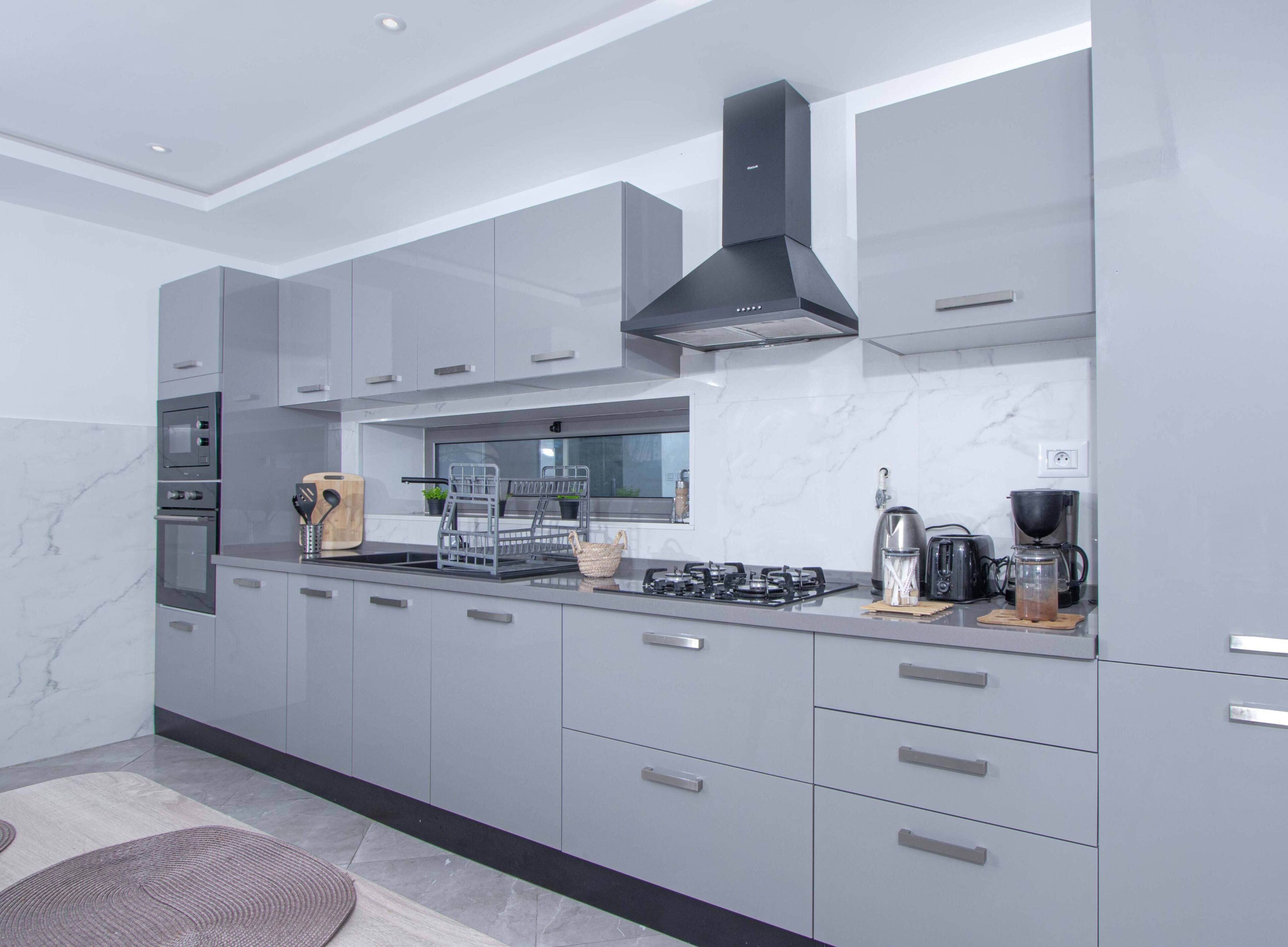 Departamento Deluxe, vista a la ciudad | Cocina privada | Refrigerador, microondas, horno y parrilla de estufa 